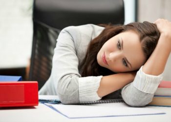 ทำไมเราถึงง่วงนอนบ่อย ๆ ในเวลากลางวัน ?