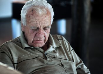 ทำไมคนแก่ ถึงนอนกรนเสียงดัง