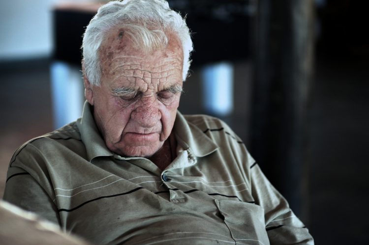 ทำไมคนแก่ ถึงนอนกรนเสียงดัง